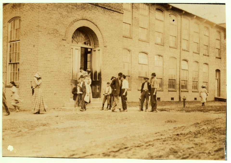 Noon hour, Delta Cotton Mills, Mc Comb, Miss. LOC nclc.02075