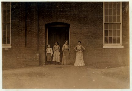 Noon hour, King Mfg. Co., Augusta, Ga. One of the little ones at work there. See photos 500 to 509. LOC nclc.01595