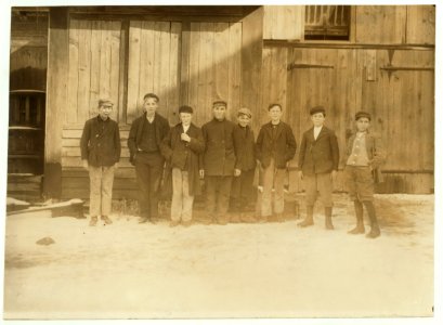 Noon hour. Moore Bros. Glass Co., Clayton, N.J. All are workers. LOC nclc.01281