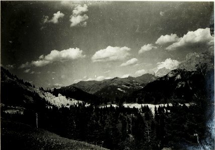 Marmolata rechts und Sellagruppe links von der Karrerseestraße aus. (BildID 15587959)