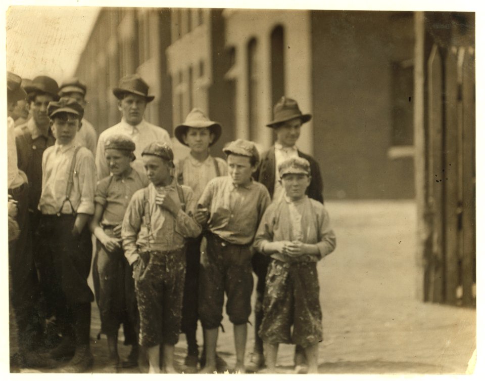 Noon hour at Massachusetts Mill, Lindale, Ga. During the days following this, I proved the ages of nearly a dozen of these children, by gaining access to Family Records, Life Insurance LOC nclc.02757