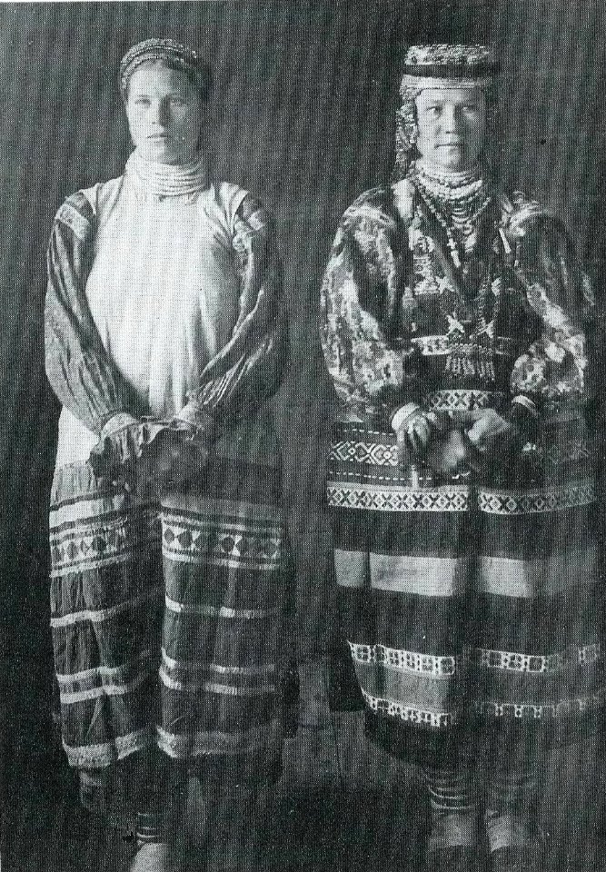 Married women in feast dresses (Orel gov., 1908)