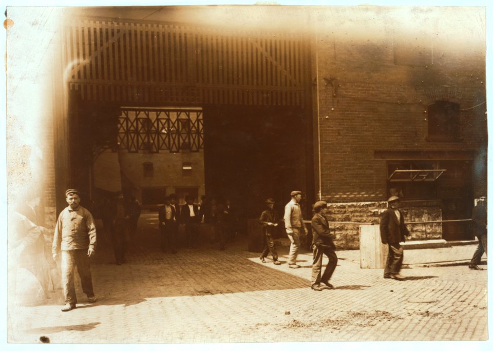 Noon Hour Meal at an Indianapolis Packing House, Aug., 1908. Wit., E. N. Clopper. LOC nclc.04459