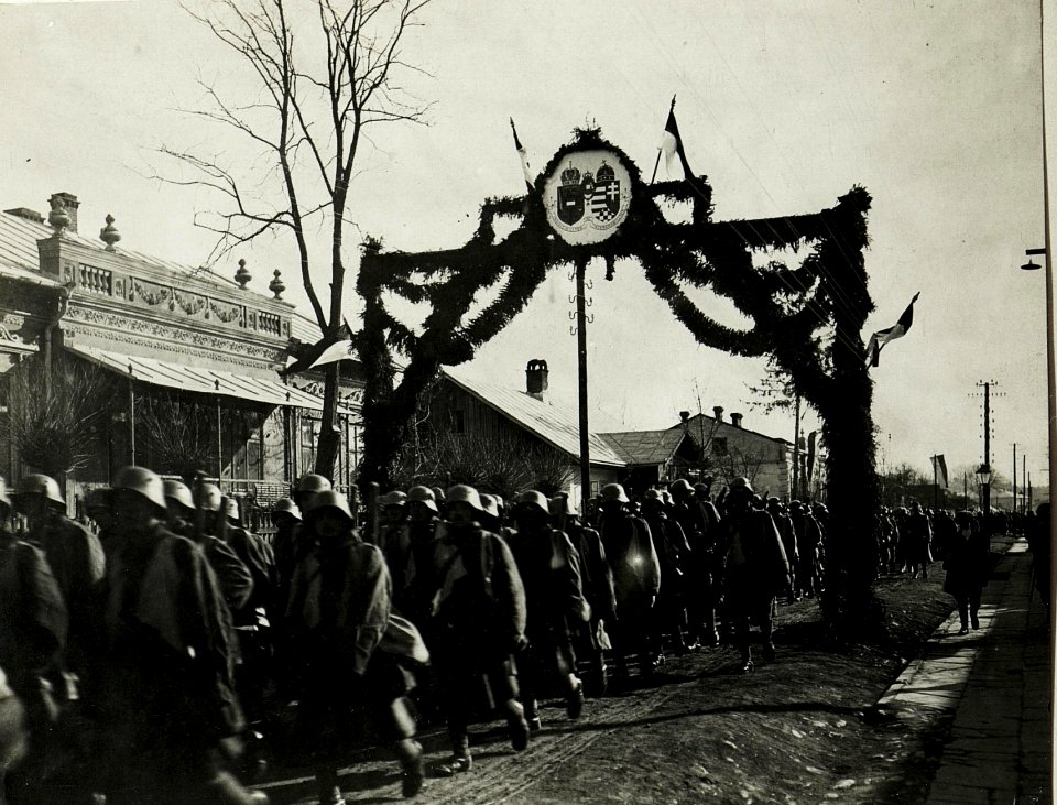 Marsch eines Sturmbattaillons durch einen Triumphbogen in Kalusz, 4.Mai 1917. (BildID 15590977)