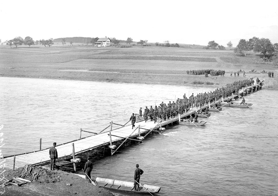 Marsch über die Kolonnenbrücke - CH-BAR - 3237531