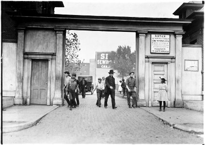 Noon hour, Singer Mfg. Co. Boys work there, girls carry lunch. South Bend, Ind. - NARA - 523101