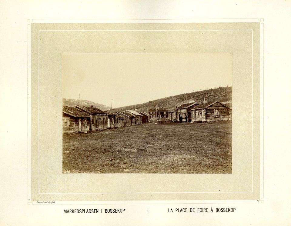 Markedsplassen i Bossekop i Finnmark. Bebyggelse langs et tun - Norsk folkemuseum - NF.15006-007