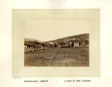Markedsplassen i Bossekop i Finnmark. Bebyggelse langs et tun - Norsk folkemuseum - NF.15006-007