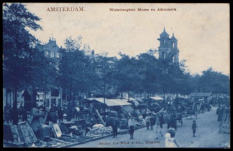Markt op het Waterlooplein met op de achtergrond de Mozes en Aäronkerk. Uitgave Jos Nuss & Co. Haarlem, Afb PBKD00209000021 photo