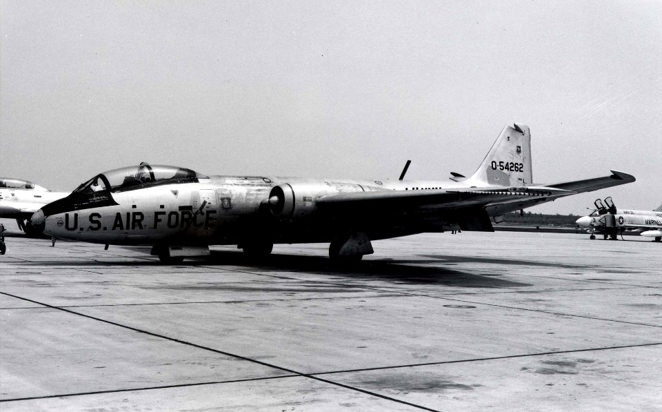 Martin NB-57E Canberra side view (SN 55-4262) 061031-F-1234P-018