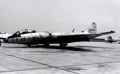 Martin NB-57E Canberra side view (SN 55-4262) 061031-F-1234P-018