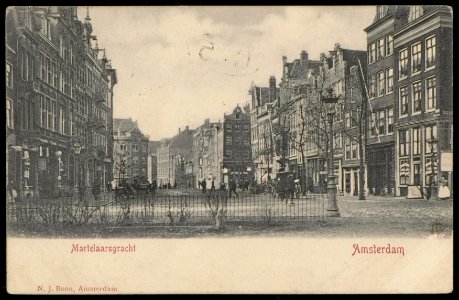 Martelaarsgracht gezien vanaf de Prins Hendrikkade en na de kruising met de Nieuwendijk het Hekelveld