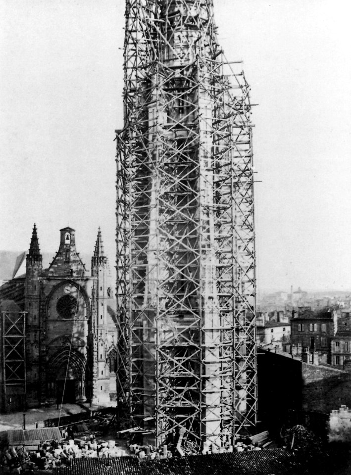 Marville, Charles - Eine Kirche mit Baugerüst in Südfrankreich, Bordeaux (Zeno Fotografie)