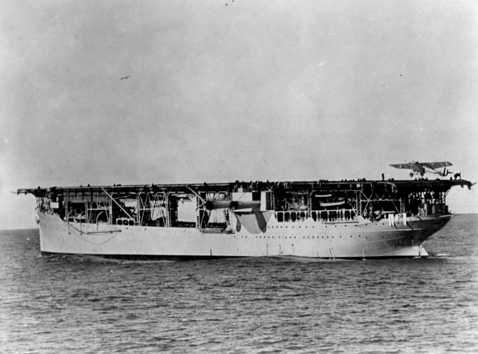 Martin MO-1 landing aboard USS Langley (CV-1) in the 1920s (NH 63546)