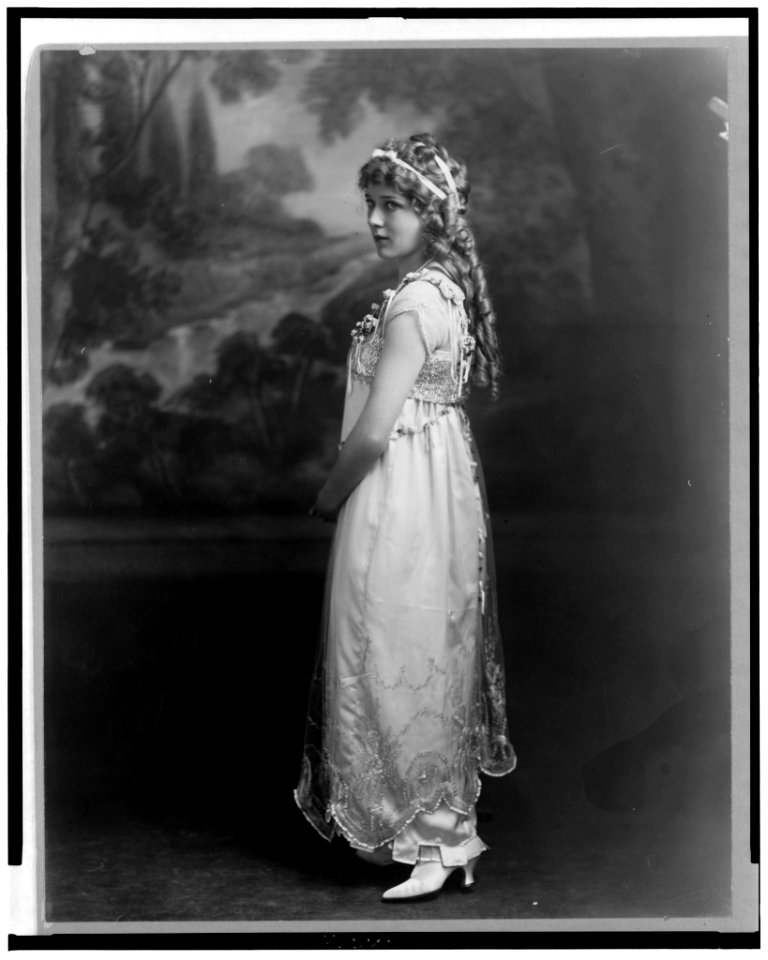 Mary Pickford, full-length portrait, facing left LCCN96500366