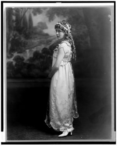 Mary Pickford, full-length portrait, facing left LCCN96500366