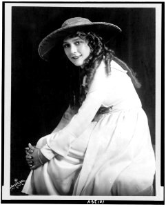 Mary Pickford, three-quarter length portrait, seated, facing left LCCN90710968 photo