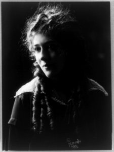 Mary Pickford, half-length portrait, facing left LCCN96524649