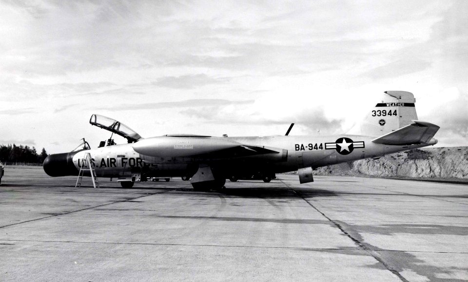 Martin RB-57C Canberra side view (SN 53-3944) 061031-F-1234P-002