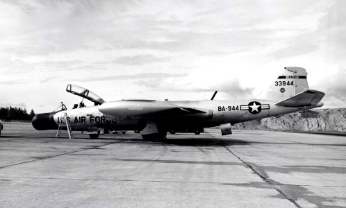 Martin RB-57C Canberra side view (SN 53-3944) 061031-F-1234P-002