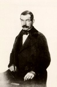 Martin, Anton - Porträt eines sitzenden Mannes (Zeno Fotografie)