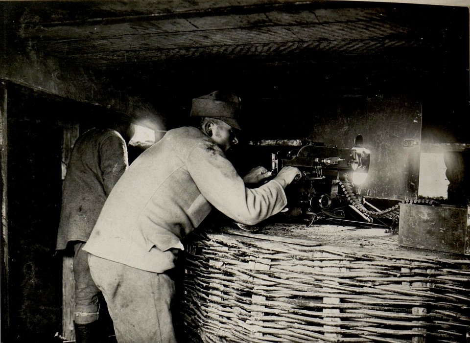 Masch.Gew. Unterstand beim I-89 Baon in der Dauerstellung westlich Zornizcze. Aufgenommen am 9. November 1915. (BildID 15540678)