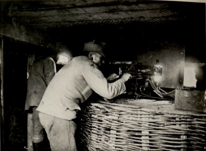 Masch.Gew. Unterstand beim I-89 Baon in der Dauerstellung westlich Zornizcze. Aufgenommen am 9. November 1915. (BildID 15540678)