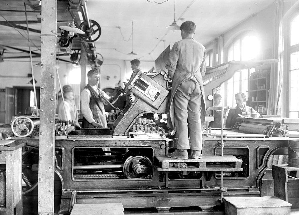 Maschine in der Blechwarenfabrik Hoffmann - Söhne in Thun - CH-BAR - 3241200