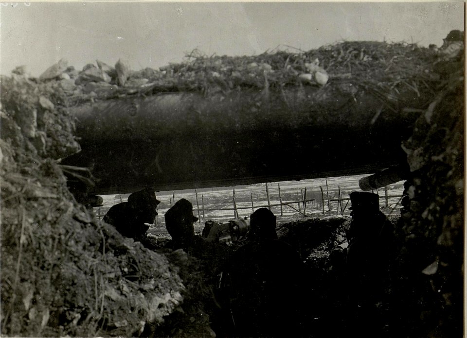 Maschienengewehr I-4 in der Gefechtsstellung des I.R.4 bei Ossova, im Hintergrund die gesprengte Eisenbahbbruck bei Brzezno. (BildID 15539852)