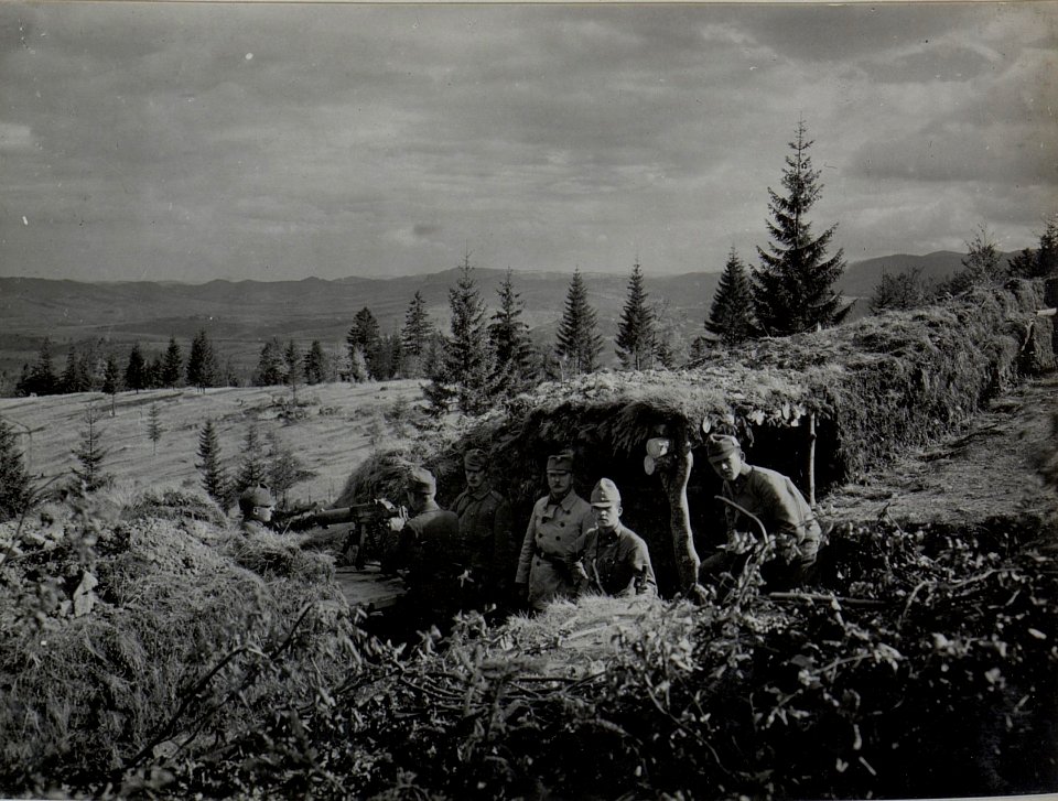 Maschinegewehrstand des J.R.93 Tlocznya im Hintergrund Vorfeld Brody Sept.16 (BildID 15453032)
