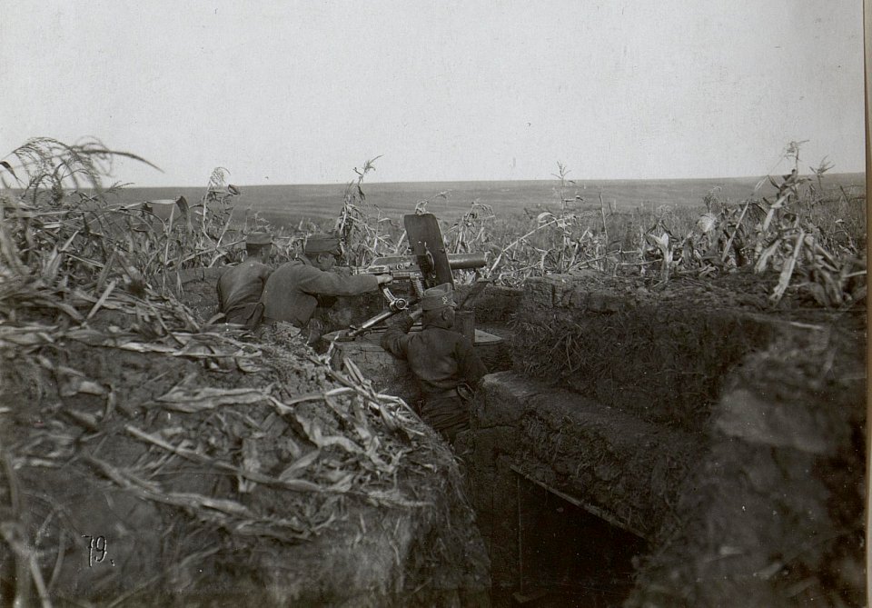 Maschinengewehr in Feuerstellung (BildID 15654035)