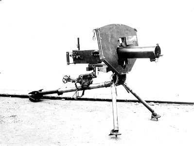 Maschinengewehr auf Dreibeinstütze und mit Splitterschutz - CH-BAR - 3241543