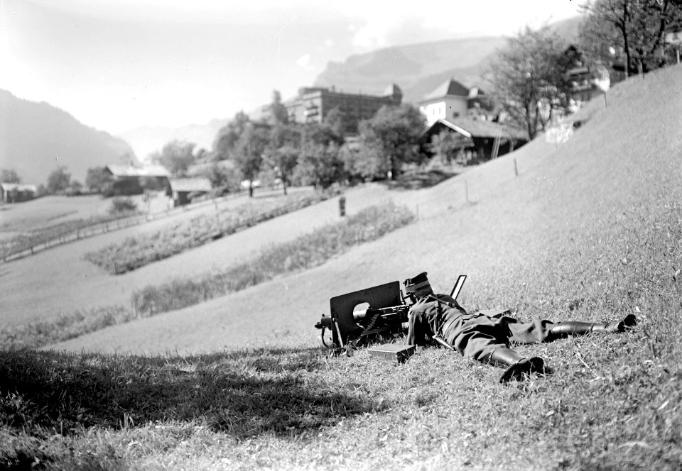 Maschinengewehr in Stellung vor dem Dorf Grindelwald - CH-BAR - 3240873