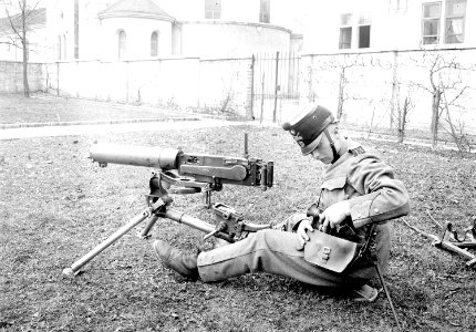 Maschinengewehr montiert auf der Dreifusslafette - CH-BAR - 3241135