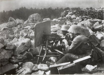 Maschingewehr in Feuerstellung (BildID 15605130)