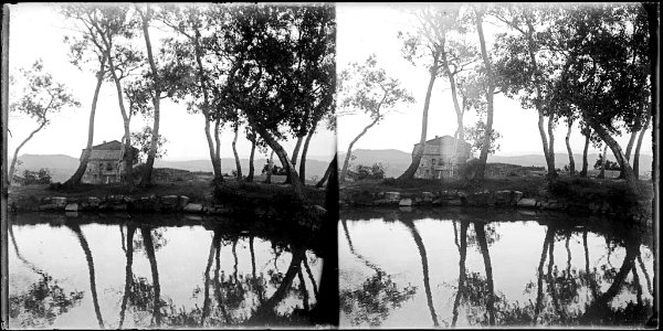 Masia de Can Xuriguera vora un llac
