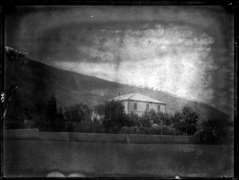 Masia La Botxosa amb muntanyes al fons
