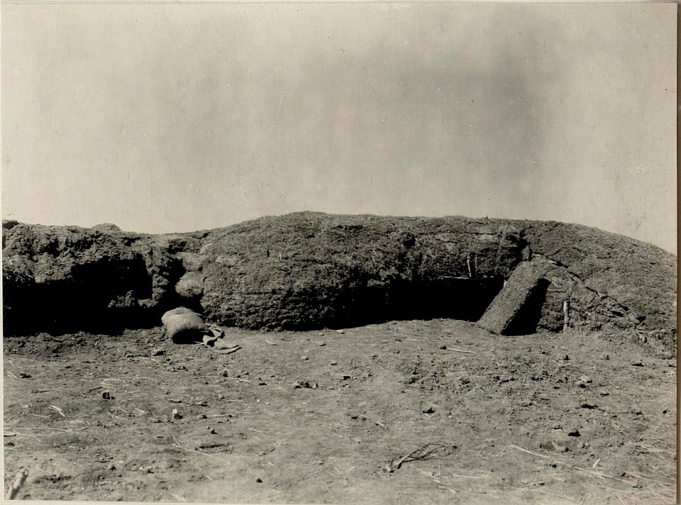 Maskierung einer Maschinen Gewehrscharte gegen den Feind. Aufgenommen am 5.IV.1916. beim Inf.Rgt.Nro.65. (BildID 15536758)