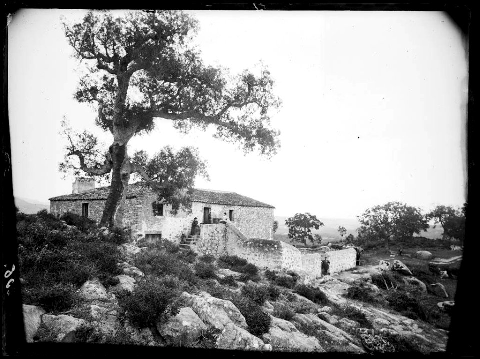 Mas Puig de Guinart amb persones a l'entrada