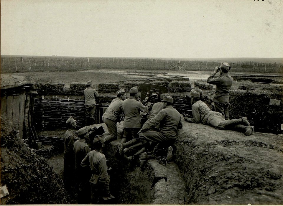 Maschienengewehr im Schützengraben (BildID 15524551)