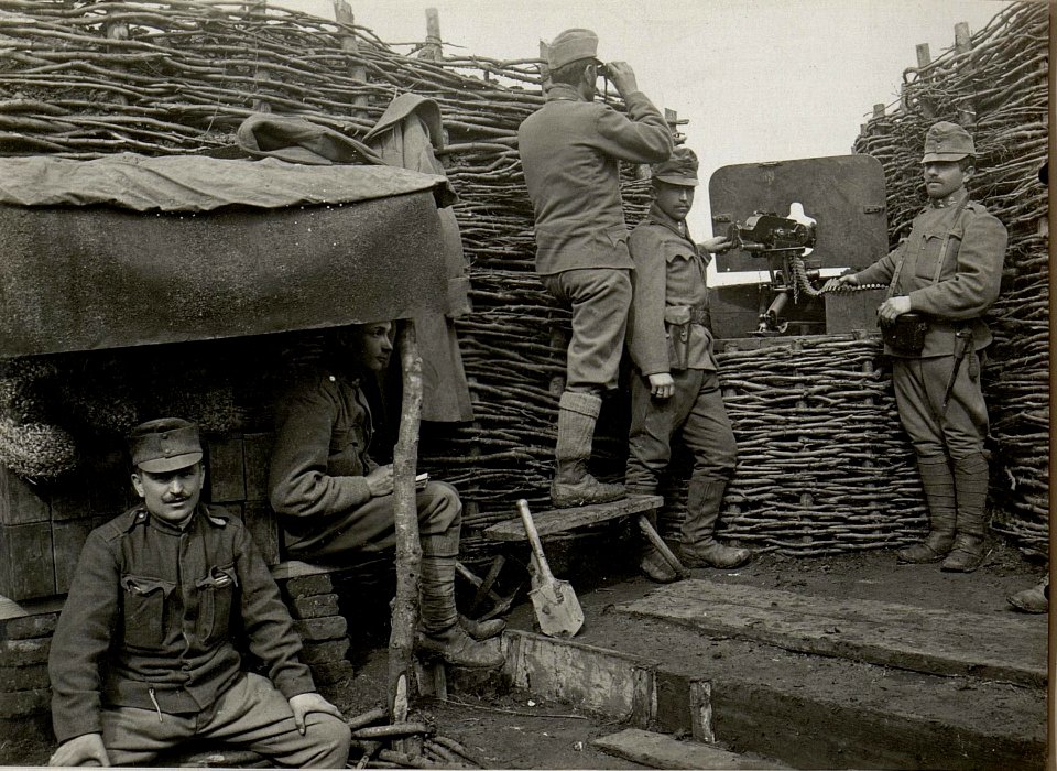 Maschinen Gewehr in Stellung. Aufgenommen am 25. III. 1916. I.R.Nr.5. (BildID 15536366)