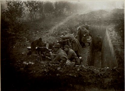 Maschinengewehr in der Gefechtsstellung (BildID 15651560)