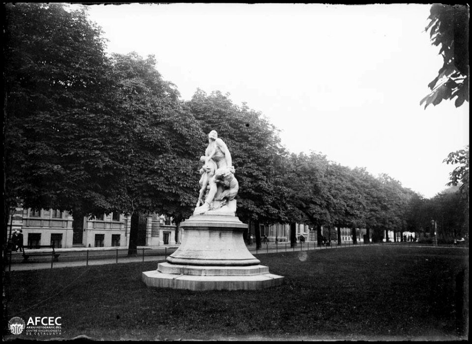 Monument en un parc de Brusel·les