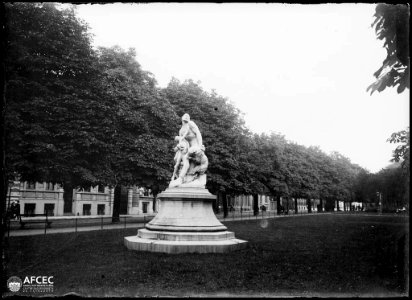 Monument en un parc de Brusel·les
