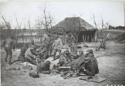 Maschinengewehrabteilung beim Gurten von Patronen, Nw.Dwor. (BildID 15692210)