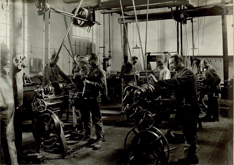 Maschinenhalle der Automobil Werkstätte. Aufgen. 30.August 1915. Standort, Cellulosefabrik Villach. (BildID 15461567)