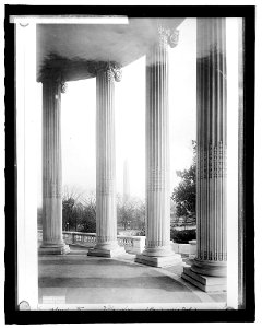 Monument thru colonnades of D.A.R., (Washington, D.C.) LCCN2016826005