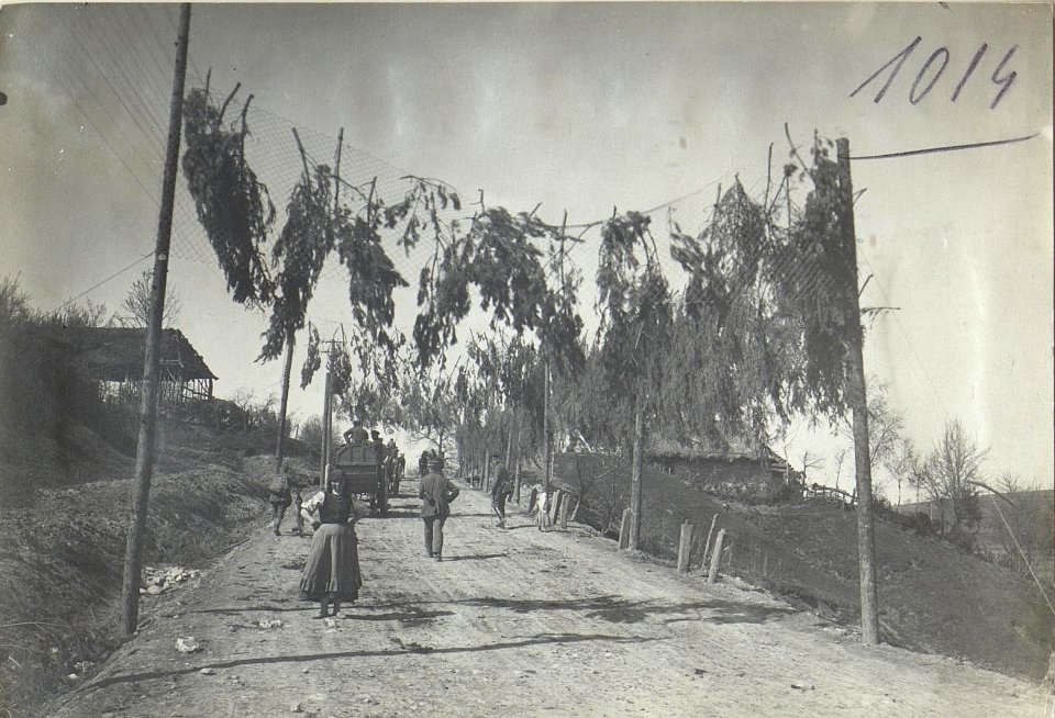 Masken an der von russ.Stellung eingesehener Strasse in Lipica Gorna. (BildID 15728042)