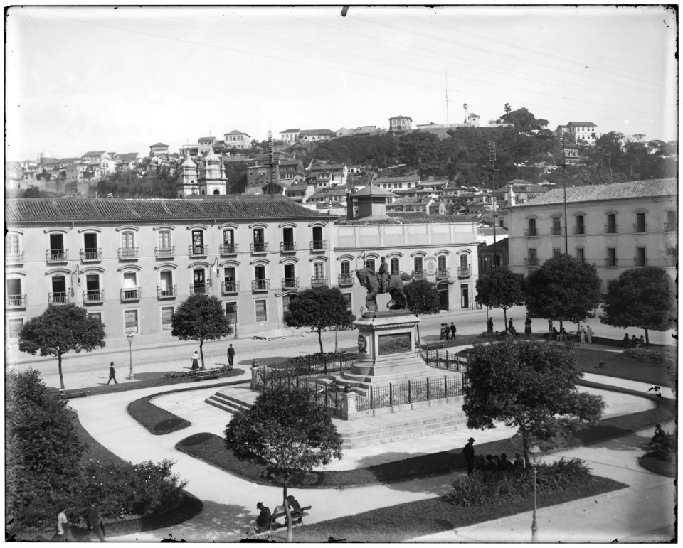 Monumento em homenagem ao Marechal Osório, estátua equestre, em frente ao Paço Imperial - 2