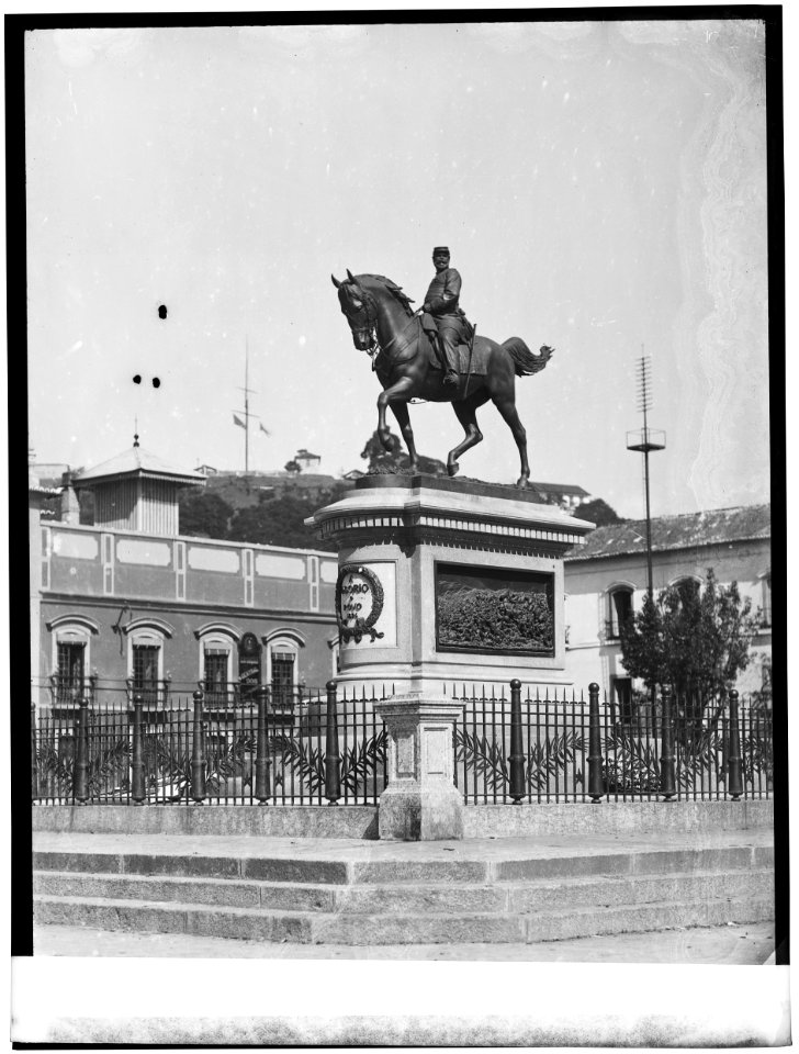 Monumento em homenagem ao General Osório, estátua equestre, em frente ao Paço Imperial